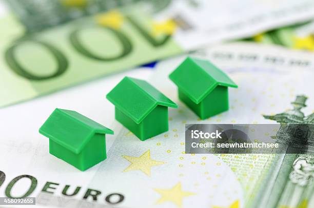 Grüne Modell Häuser Und Banknoten Stockfoto und mehr Bilder von Wohnhaus - Wohnhaus, Monopoly - Brettspiel, Baugewerbe