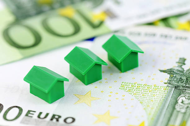 modèle vert maisons et des billets - european union currency euro symbol currency paper currency photos et images de collection