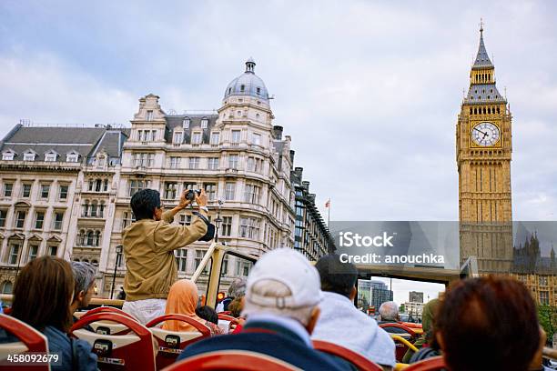 Turistas Desfrutar Da Oportunidade Num Tour Bus Em Londres - Fotografias de stock e mais imagens de Autocarro de Capota Aberta