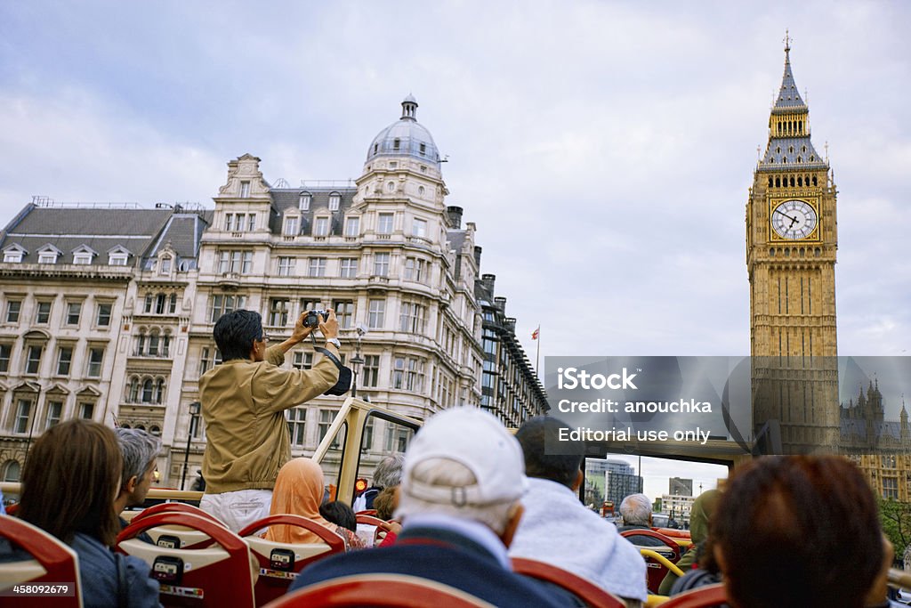 Туристов, наслаждаясь Прогулка в Туристический автобус в Лондоне - Стоковые фото Автобус с открытым верхом роялти-фри