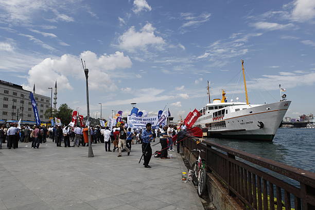 público trabalhadores ir em greve, em istambul, turquia - civil servant - fotografias e filmes do acervo