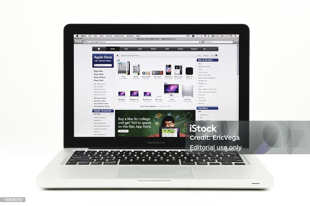 Apple Store, die auf eine MacBook Pro - Lizenzfrei Ausrüstung und Geräte Stock-Foto