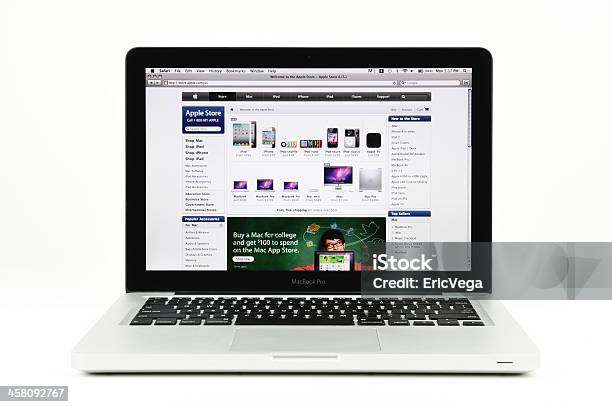 Apple Store Die Auf Eine Macbook Pro Stockfoto und mehr Bilder von Ausrüstung und Geräte - Ausrüstung und Geräte, Computer, Computeranlage