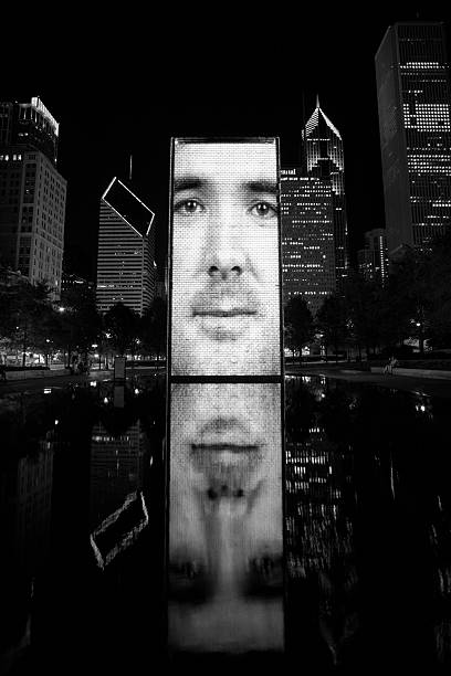 noite vista da crown fountain por jaume plensa - chicago fountain skyline night imagens e fotografias de stock