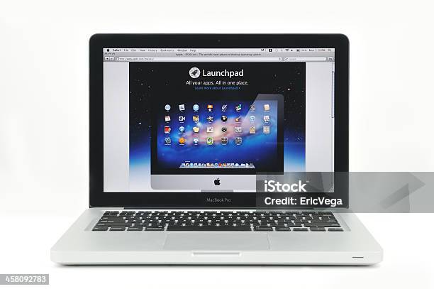 Apple Launchpad Apresentada No Macbook Pro - Fotografias de stock e mais imagens de Aplicação móvel - Aplicação móvel, Branco, Computador