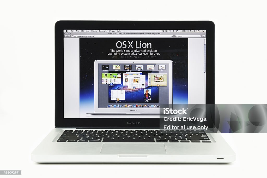 Apple OS X león muestra en MacBook Pro - Foto de stock de Blanco - Color libre de derechos