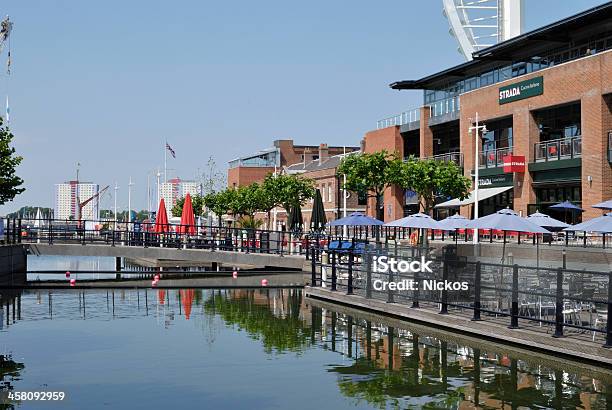 Foto de Restaurantes Gunwharf Quay Portsmouth Reino Unido e mais fotos de stock de Arquitetura