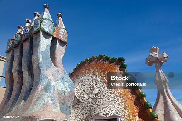 Foto de Arquitetura Telhado Em Casa Batlló e mais fotos de stock de Antonio Gaudí - Antonio Gaudí, Arquiteto, Arquitetura