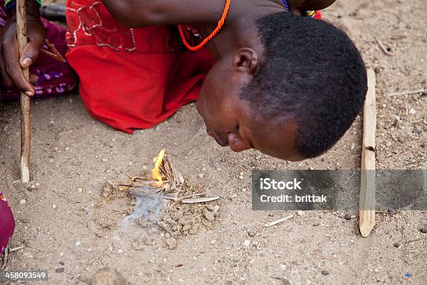 Samburu Uomo Facendo Fuoco Con Stick E Capre Letame - Fotografie stock e altre immagini di Adulto