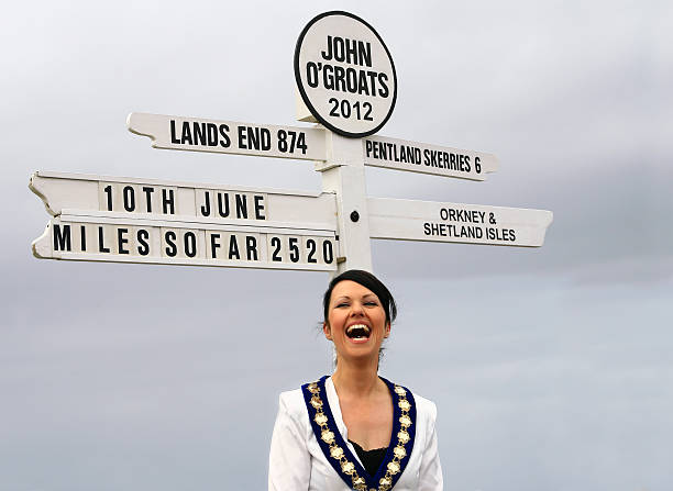 лондон 2012 john o'groats знак, организатора, caithness highland совета - olympic torch стоковые фото и изображения