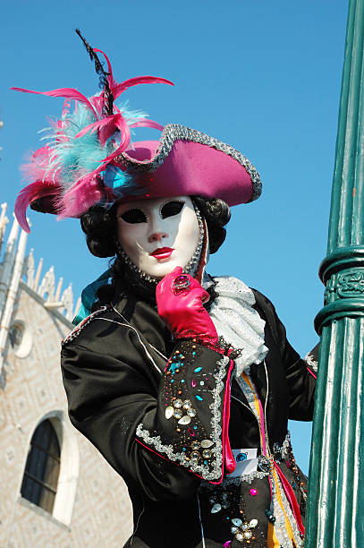 человек в костюм на площадь сан-марко, венеция карнавал 2011 г. - venice italy editorial mardi gras performer стоковые фото и изображения