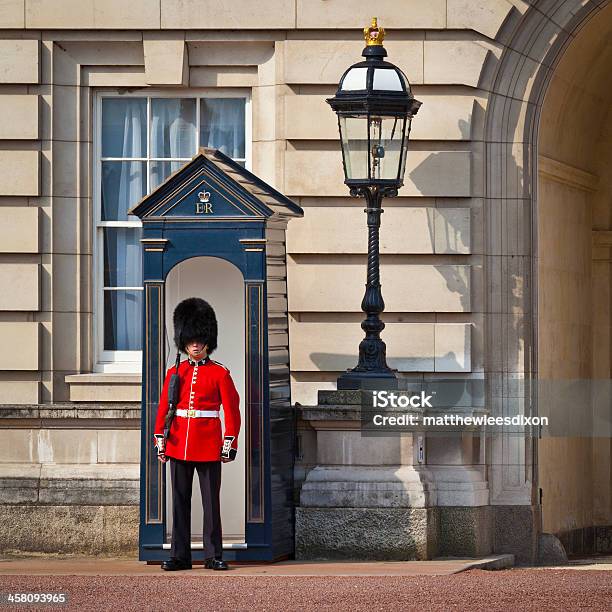 Queens Strażnika Pałac Buckingham London - zdjęcia stockowe i więcej obrazów Anglia - Anglia, Armia, Bermyca