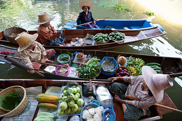 fornecedores frutas no mercado flutuante de damnoen saduak, tailândia. - editorial in a row national landmark famous place imagens e fotografias de stock