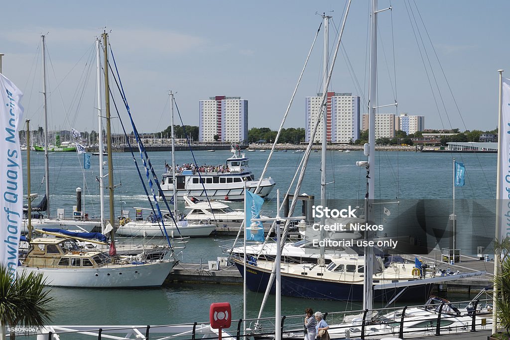 Waterfront на Gunwharf Quays. Портсмут. ВЕЛИКОБРИТАНИЯ - Стоковые фото Англия роялти-фри