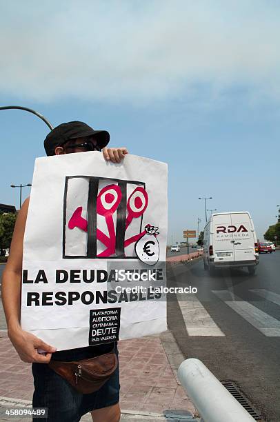 Protester Foto de stock y más banco de imágenes de Deuda - Deuda, Manifestación, Accionista