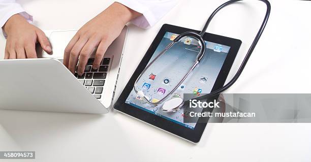 Foto de Masculino Cuidados De Saúde Trabalhador Com Ipad e mais fotos de stock de Mesa digital - Mesa digital, Saúde e Medicina, iPad