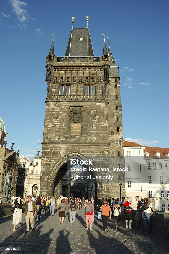 Les touristes visiter le pont Charles, à Prague, en République tchèque - Photo de Adulation libre de droits