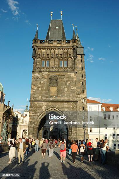 Photo libre de droit de Les Touristes Visiter Le Pont Charles À Prague En République Tchèque banque d'images et plus d'images libres de droit de Adulation