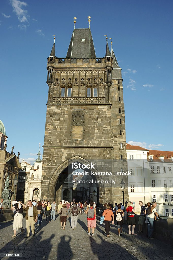 Turistas visitam a Ponte Charles, Praga, República Tcheca - Foto de stock de Adulação royalty-free