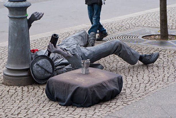 artista callejero desempeña un borracho en gris en berlín - full length germany berlin germany actor fotografías e imágenes de stock