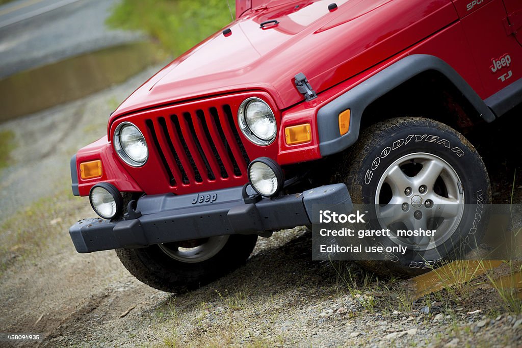 Primo Piano Di Una Jeep Wrangler Tj Seduto Fuori Strada - Fotografie stock  e altre immagini di Jeep Wrangler - iStock
