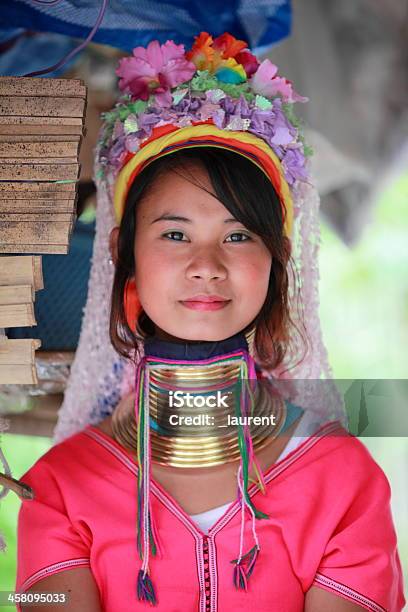 Foto de Long Neck Tribo Mulher Em Mea Hong Son Tailândia e mais fotos de stock de Adereço de Cabeça - Adereço de Cabeça, Adulto, Adulto de idade mediana
