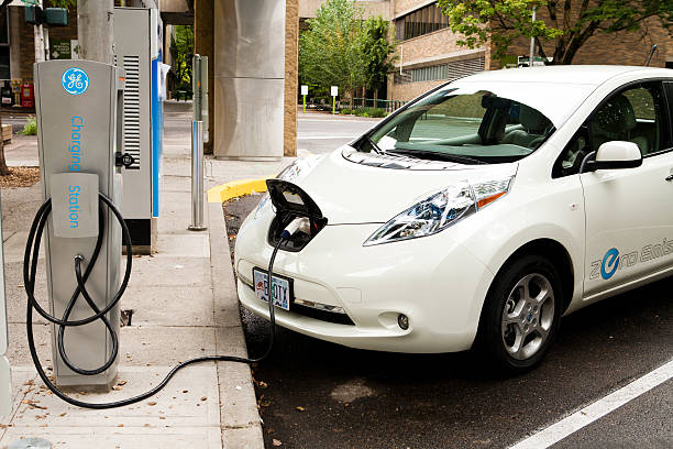 estación de carga eléctrica, - nissan leaf fotografías e imágenes de stock