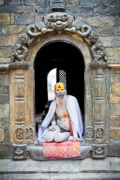 shaiva садху ищет милостыня на храм пашупатинат в kathmand - india sadhu nepalese culture nepal стоковые фото и изображения