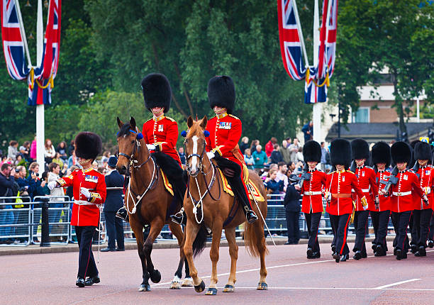 cérémonie trooping the colour" et - london england honor guard british culture nobility photos et images de collection