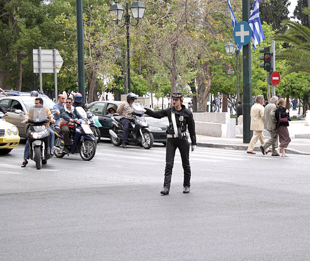 mujer griega agente de tráfico - city of center control police mobility fotografías e imágenes de stock