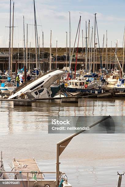 Maryport Marina Acidente - Fotografias de stock e mais imagens de Afundar - Afundar, Aula de Formação, Barco à Vela