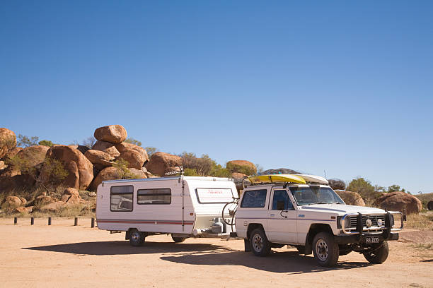 4 x4 vehículo y plegamiento caravana en devils marbles, nt, australia - devils marbles fotografías e imágenes de stock