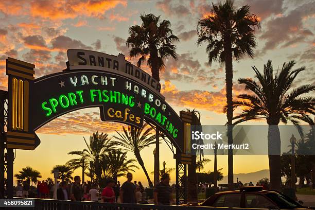 Por Encima De La Señal De Entrada Al Muelle De Santa Mónica Al Atardecer Foto de stock y más banco de imágenes de Muelle de Santa Mónica