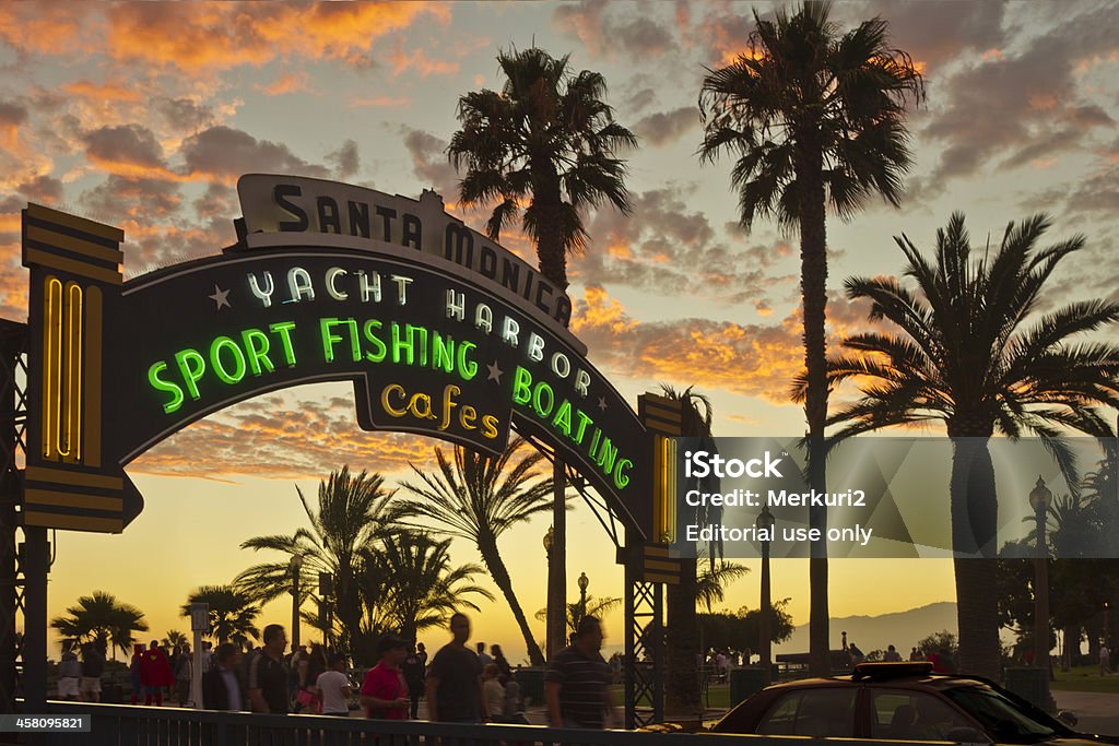 Overhead Ingresso segnale di Santa Monica Pier al tramonto - Foto stock royalty-free di Molo di Santa Monica