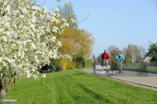 Photo libre de droit de Couple Cyclisme Sur Un Polder Road Dans Le Paysbas banque d'images et plus d'images libres de droit de Ensoleillé