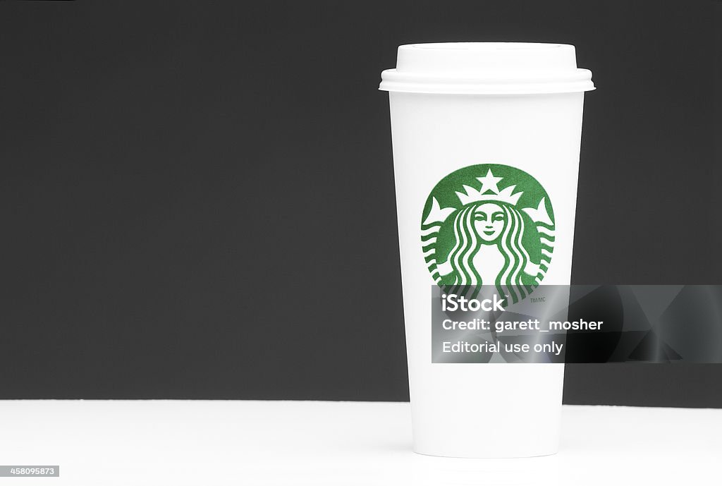 Venti starbucks tomar fora o copo no fundo cinza com copyspace - Royalty-free Starbucks Foto de stock