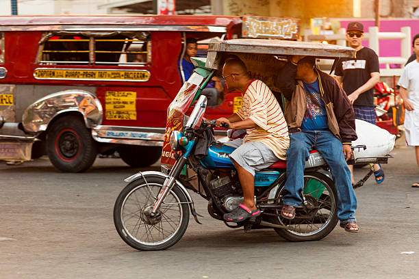 conductor y pasajeros en una motocicleta rickshaw, metro manila - candid downtown district editorial horizontal fotografías e imágenes de stock