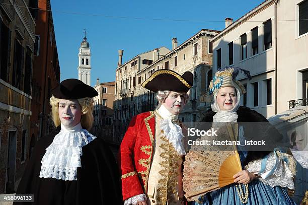 Photo libre de droit de Personnes Dans Des Costumes De La Place Saintmarc Carnaval De Venise 2011 banque d'images et plus d'images libres de droit de Fête