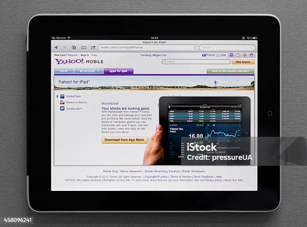 Apple Ipad Apresentando Yahoo Página Web - Fotografias de stock e mais imagens de Yahoo! - Nome de Marca - Yahoo! - Nome de Marca, Meios de Comunicação, Aplicação móvel