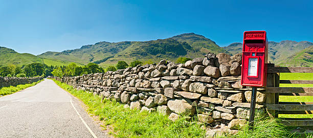 caixa de correio vermelha rural a zona do lago, um panorama de verão - panoramic langdale pikes english lake district cumbria imagens e fotografias de stock