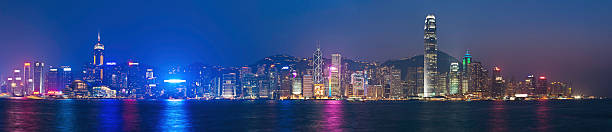 неон�овый футуристический небоскреба ночью огнями город гонконг - admiralty bay стоковые фото и изображения