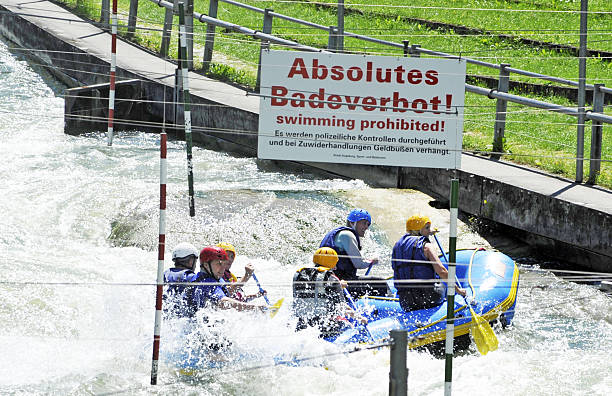 wildwater rafting entraînement - rapid water rafting artificial photos et images de collection