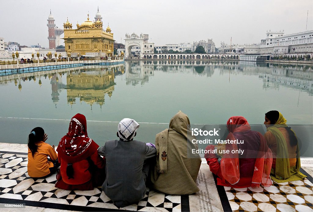 Familia medida en el templo dorado - Foto de stock de Agua libre de derechos