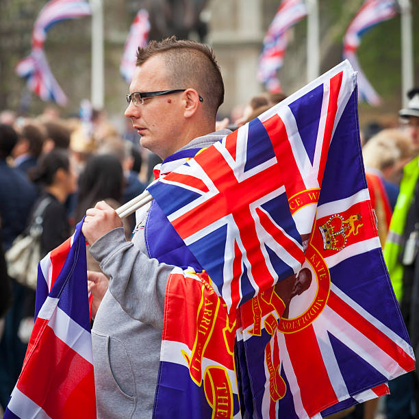 ロンドンのロイヤルウェディング - crowd nobility wedding british flag ストックフォトと画像