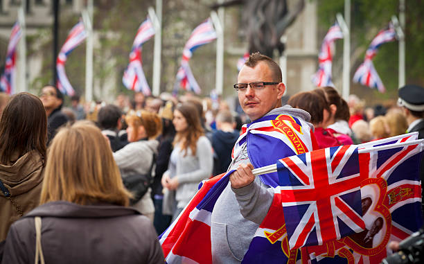 королевский свадьбы в лондоне - nobility wedding crowd british flag стоковые фото и изображения