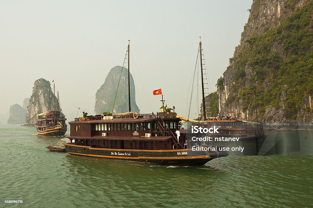 Boote im wunderschönen Bucht von Halong - Lizenzfrei Dschunke Stock-Foto