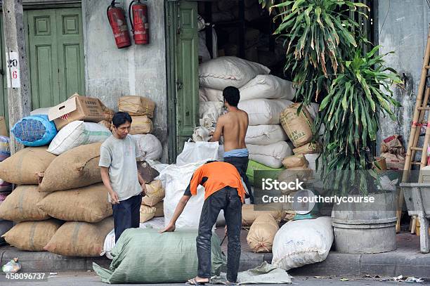 Hombres Que Trabajan En El Almacén En Bangkok Vecindario Chino Chinatown Foto de stock y más banco de imágenes de Abierto