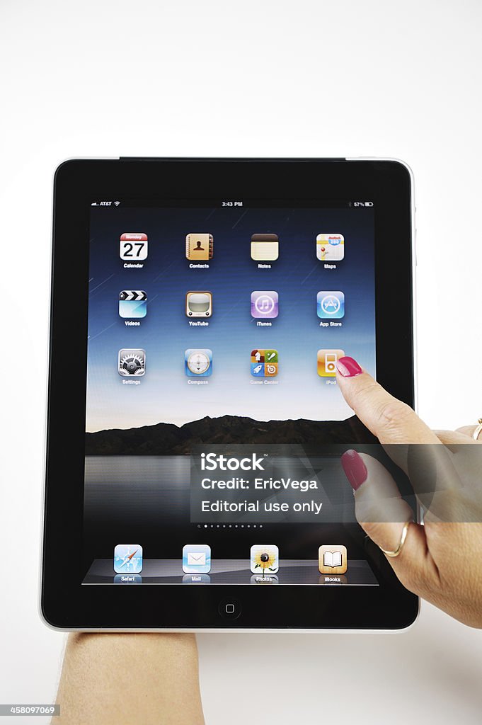 Frau Sie iTunes auf Ihr iPad von Apple - Lizenzfrei Ausrüstung und Geräte Stock-Foto