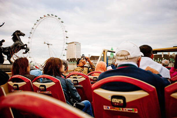 los turistas disfrutando el paseo en una excursión en autobús de londres - editorial tourist travel destinations bus fotografías e imágenes de stock