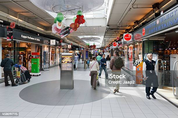 Foto de Pessoas No Shopping Center Próximo Ao Aeroporto Schiphol De Amsterdã e mais fotos de stock de Aeroporto de Amsterdã-Schiphol